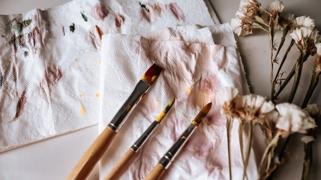How to keep brushes clean while painting